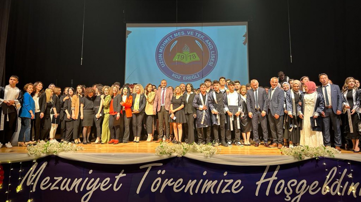 Okulumuz 2022-2023 mezunları mezuniyet töreni Tatoğlu Kültür Merkezinde coşkulu bir şekilde gerçekleştirildi.