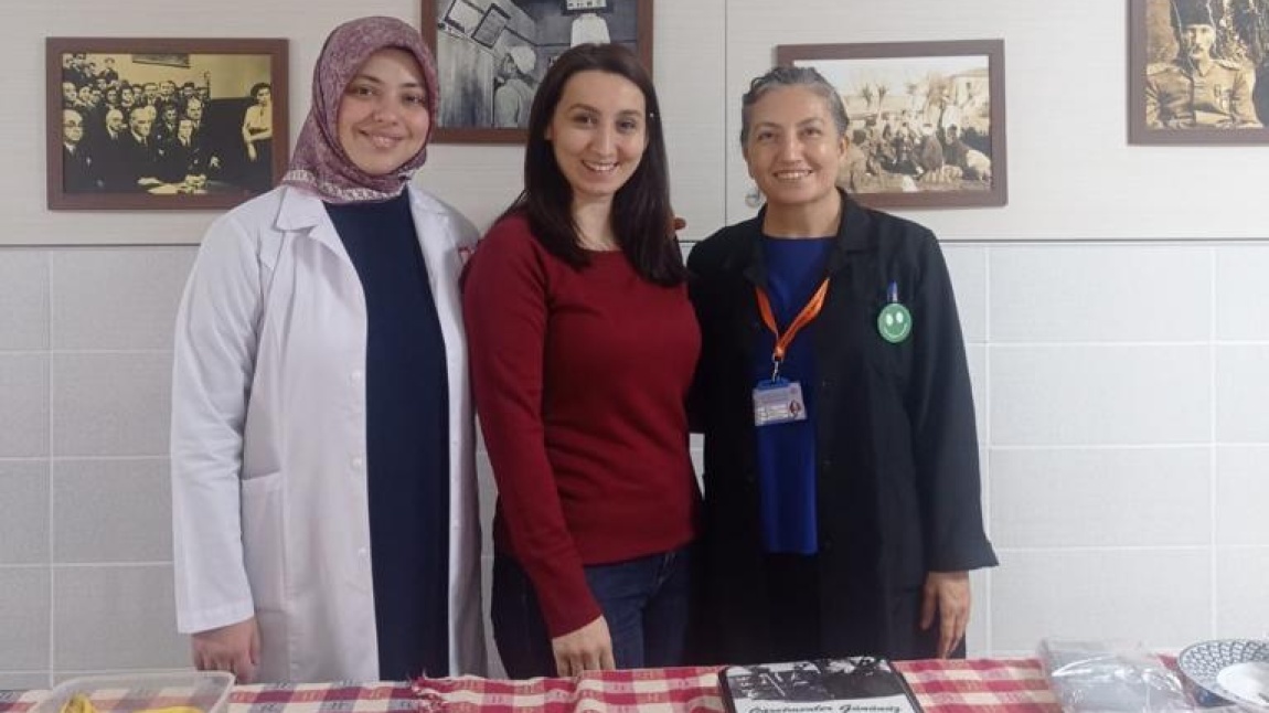 Ummtal Kütüphanecilik Kulübü,  öğretmenlerin hazırladığı yiyecek kermesi düzenledi